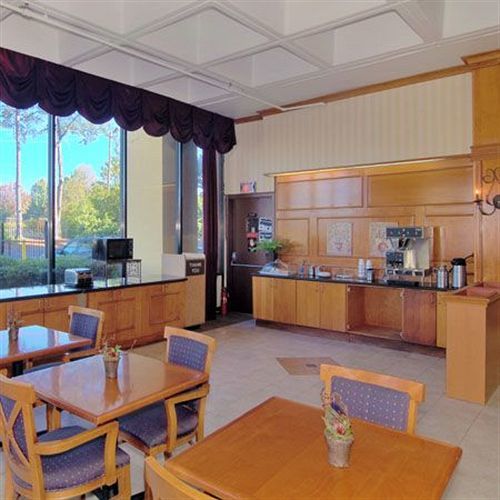 Knights Inn Six Flags Lodge West Restoran foto